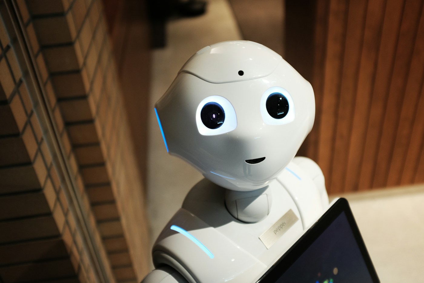 Гуманоидный робот Pepper с подсвеченными голубым глазами